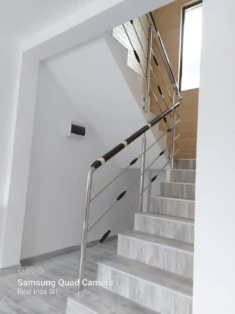 Material de prezentare Real Inox — Balustrade inox cu inserție de lemn, imaginea 6