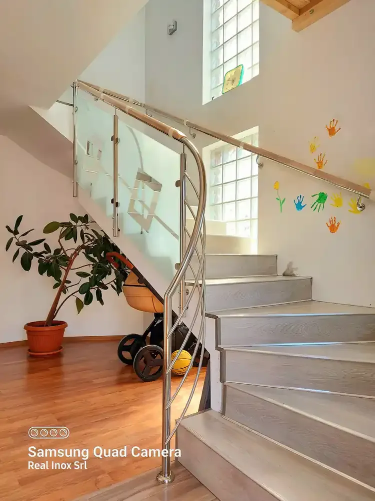 Balustrade inox cu lemn și sticlă — material de prezentare Real Inox