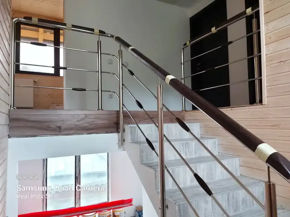 Material de prezentare Real Inox — Balustrade inox cu inserție de lemn, imaginea 5